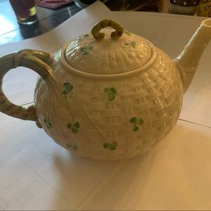 Beleek Irish Pottery teapot with lid Shamrock Pattern